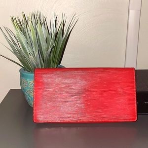 Red Louis Vuitton Epi clutch with a detachable 24-inch strap. ❤️ #LouisVuitton #